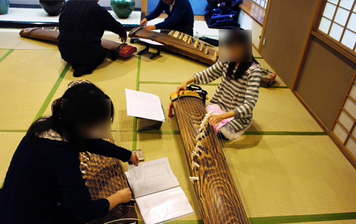 社会人向け和楽器サークル（邦楽部・箏曲部）をお探しの方へ ほうがくのわ 「龍星群」練習オフ会 箏練習中