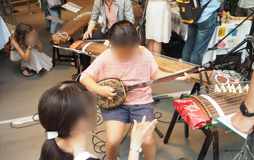 渋谷ズンチャカ！和楽器体験コーナー 三線体験