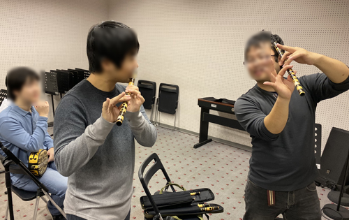 社会人向け和楽器サークル（邦楽部・箏曲部）をお探しの方へ 和楽器FAN交流ライブ練習 篠笛を教えてもらっている様子
