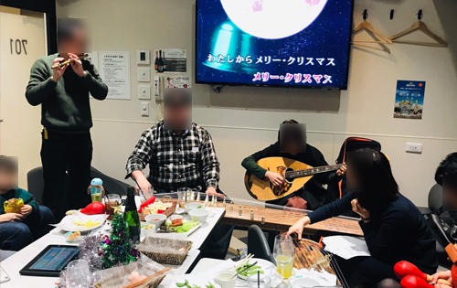 社会人向け和楽器サークル（邦楽部・箏曲部）をお探しの方へ 和楽器クリスマス会 サンタが街にやってくる 合奏中 篠笛、箏、マンドロンチェロ